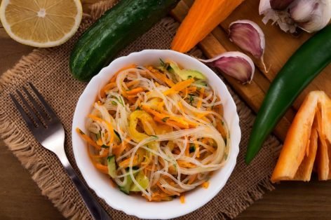 Салат с фунчозой, овощами и чесноком