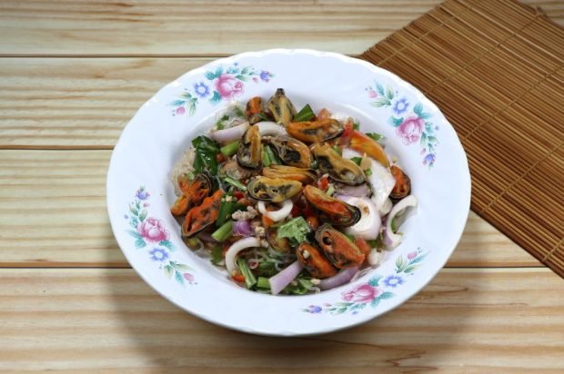 Салат из фунчозы, маринованных мидий и овощей