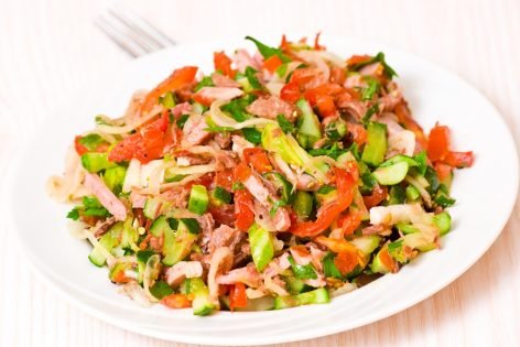 Мясной салат с овощами