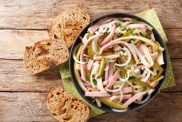 Нежнейший салат с кальмарами и ветчиной – рецепт дня от «Уезда»