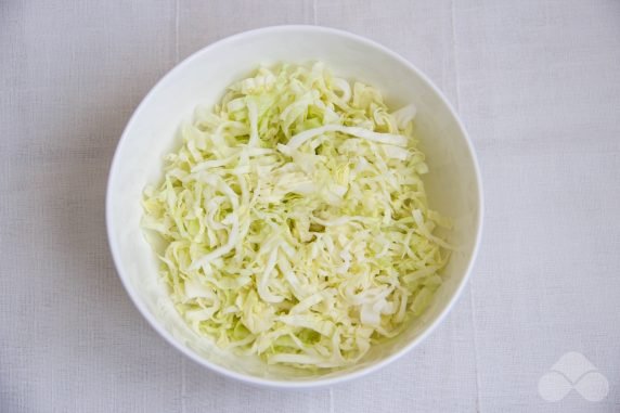 Салат из ветчины с капустой