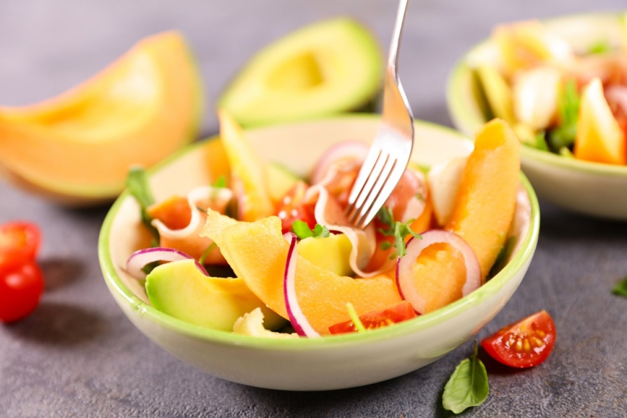 Рецепт летнего салата из дыни и авокадо: свежий и вкусный