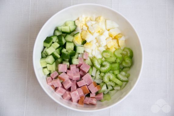 Салат с ветчиной и сельдереем – фото приготовления рецепта, шаг 2