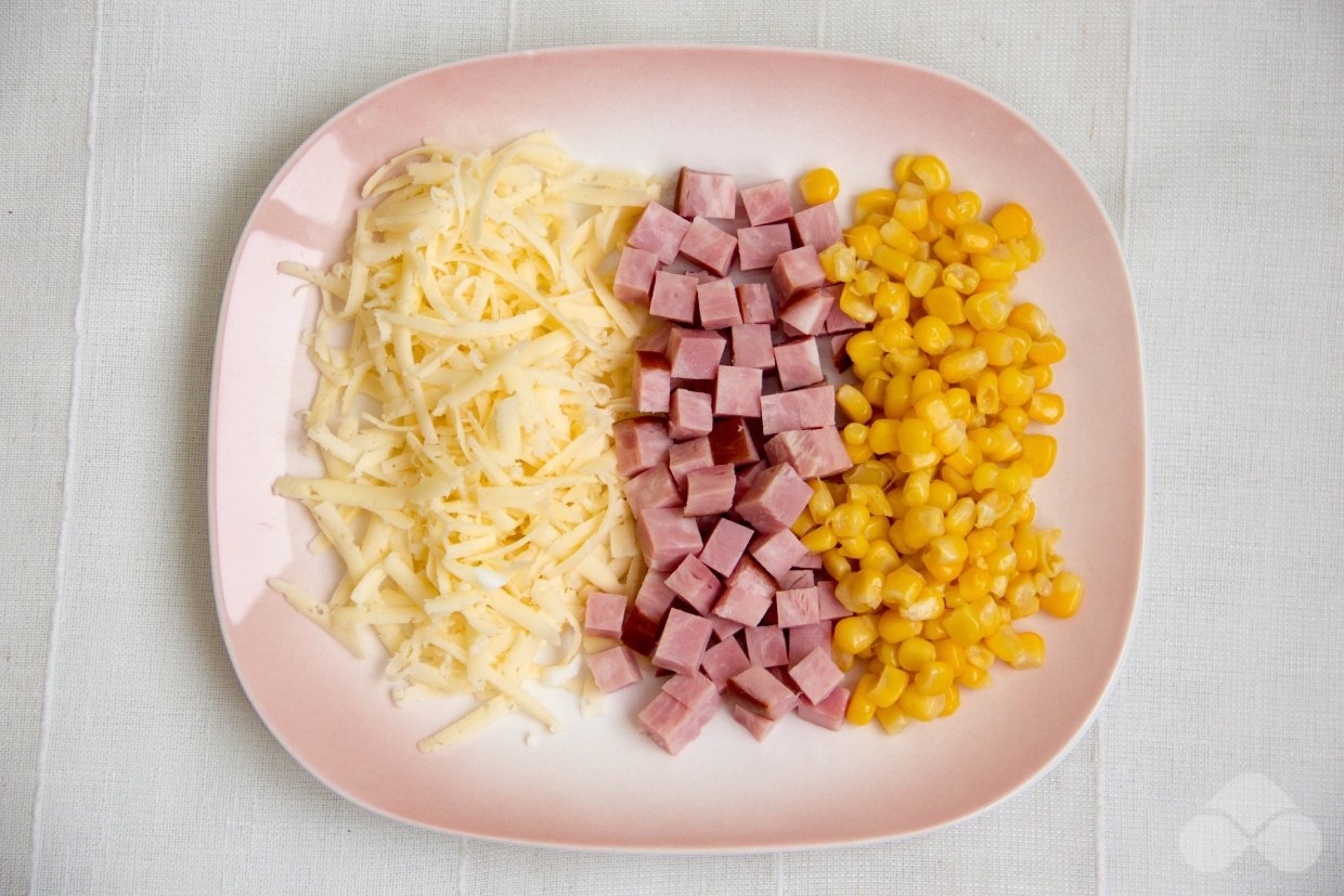 Салат с ветчиной, огурцами, кукурузой и сыром — рецепты | Дзен