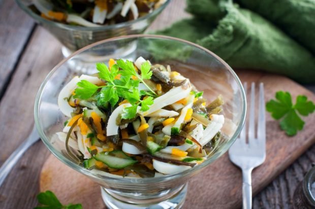 Рецепт салата с кальмарами и морской капустой, о пользе ингредиентов и стоимости блюда