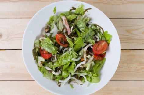 Салат из морепродуктов, морской капусты и свежих овощей