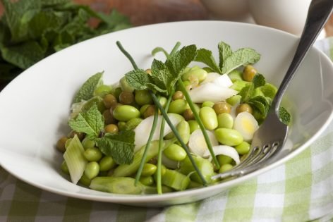 Салат с зеленой фасолью и мятой