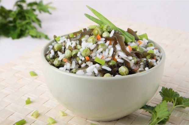 Салат с морской капустой, зеленым горошком и рисом