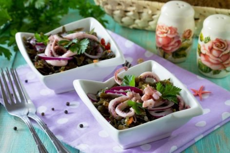 Салат из морской капусты, осьминогов и маринованного лука