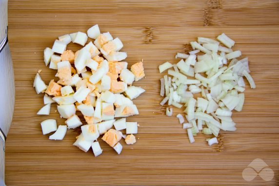 Салат с тунцом, яйцами и морской капустой – фото приготовления рецепта, шаг 2