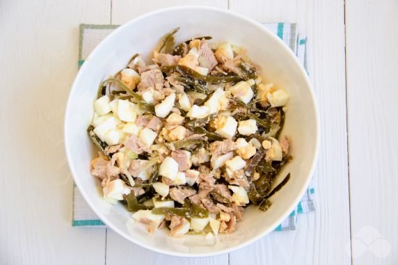 Салат с тунцом, яйцами и морской капустой – фото приготовления рецепта, шаг 4