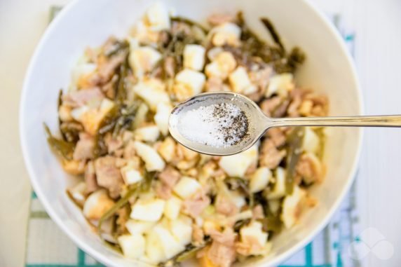 Салат с тунцом, яйцами и морской капустой – фото приготовления рецепта, шаг 5