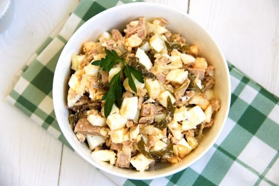 Салат с тунцом, яйцами и морской капустой – фото приготовления рецепта, шаг 6