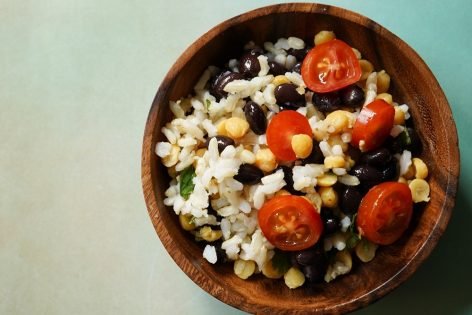 Салат с рисом, фасолью и чечевицей