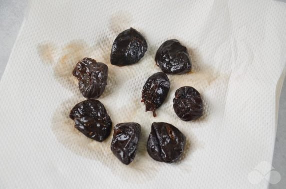 Салат из свеклы, чернослива и грецких орехов – фото приготовления рецепта, шаг 3