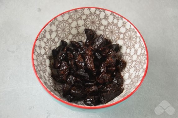 Салат из свеклы, чернослива и грецких орехов – фото приготовления рецепта, шаг 4
