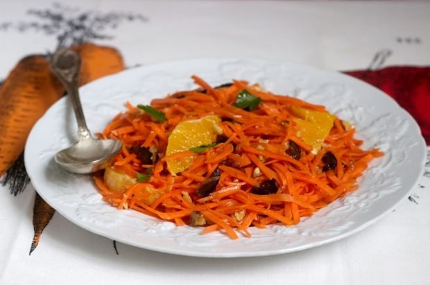 Свекольный салат с сырой морковью и черносливом