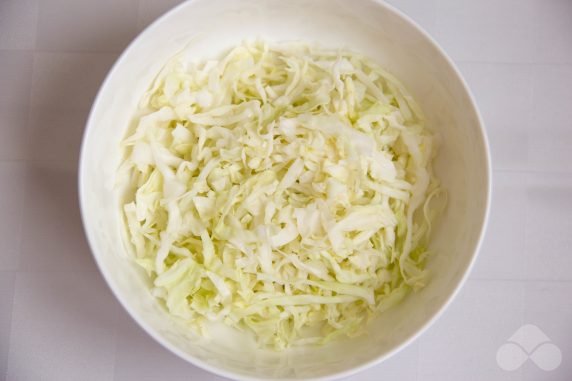 Салат із свіжої капусти з чорносливом та майонезом – фото приготування рецепту, крок 2