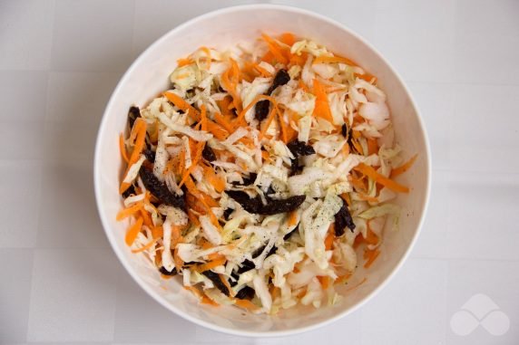 Салат із свіжої капусти з чорносливом та майонезом – фото приготування рецепту, крок 5