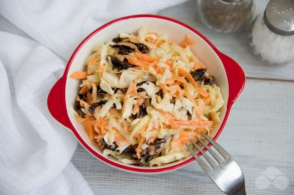 Салат из свежей капусты с черносливом и майонезом – фото приготовления рецепта, шаг 6