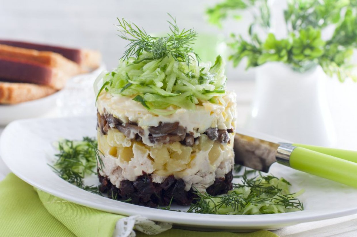 Салат с черносливом и грибами