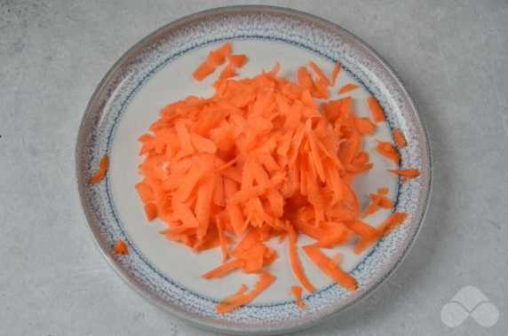 Салат з червонокачанної капусти, моркви, яблука та чорносливу – фото приготування рецепту, крок 4