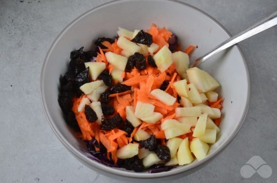 Салат из краснокочанной капусты, моркови, яблока и чернослива – фото приготовления рецепта, шаг 5