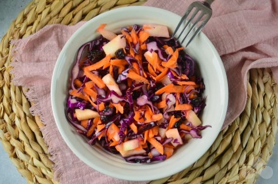 Салат из краснокочанной капусты, моркови, яблока и чернослива – фото приготовления рецепта, шаг 6