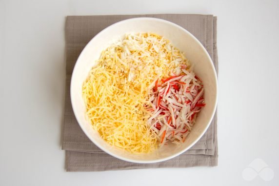 Салат с крабовым мясом и сыром – фото приготовления рецепта, шаг 2