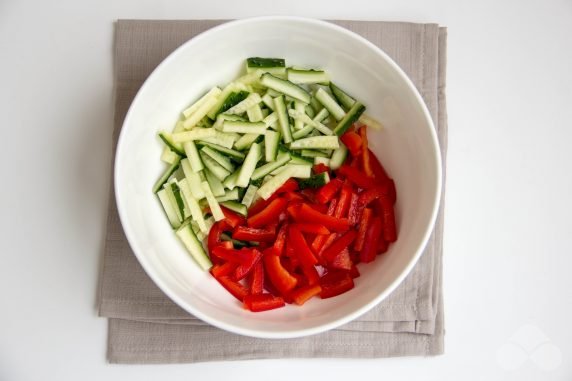 Салат с крабовым мясом и болгарским перцем – фото приготовления рецепта, шаг 1