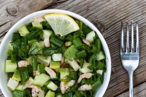 Зеленый салат с креветками и крабовым мясом