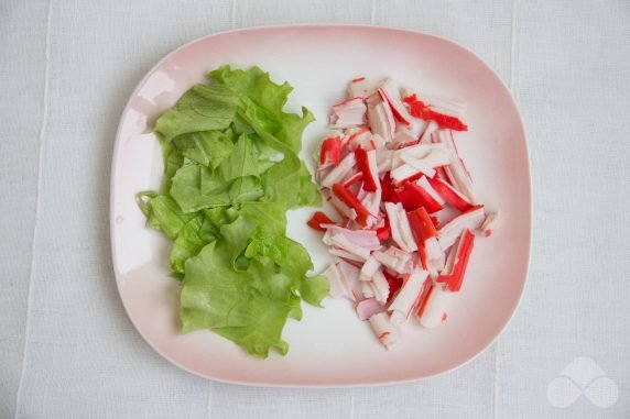 Салат с крабовым мясом и черри – фото приготовления рецепта, шаг 2