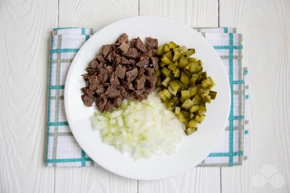 Праздничный слоеный салат с говядиной и черносливом – фото приготовления рецепта, шаг 1