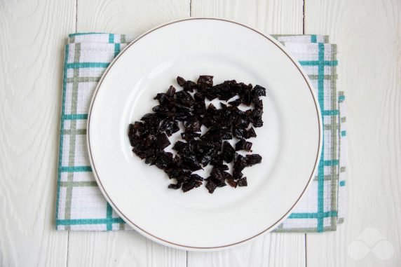 Праздничный слоеный салат с говядиной и черносливом – фото приготовления рецепта, шаг 4