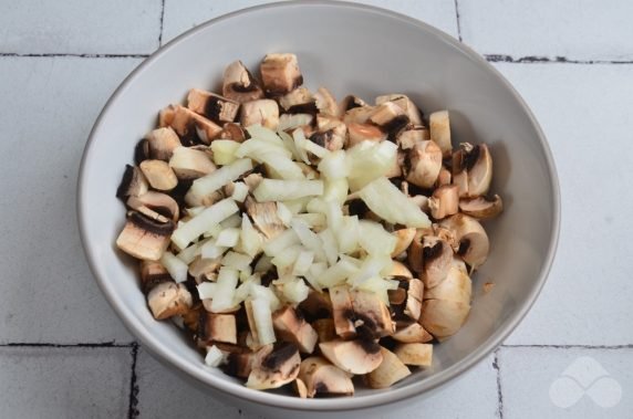 Куриные отбивные с грибами и сыром в духовке – фото приготовления рецепта, шаг 2