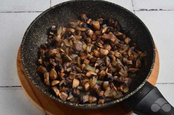 Куриные отбивные с грибами и сыром в духовке – фото приготовления рецепта, шаг 3