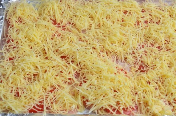 Куриные отбивные с помидорами и сыром в духовке – фото приготовления рецепта, шаг 4
