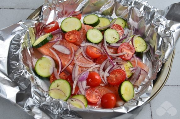 Лосось, запеченный с овощами в фольге – фото приготовления рецепта, шаг 4