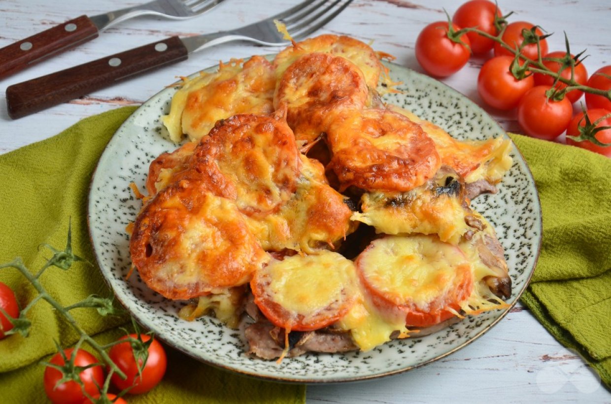 Готовим куриные отбивные с помидорами и сыром в духовке