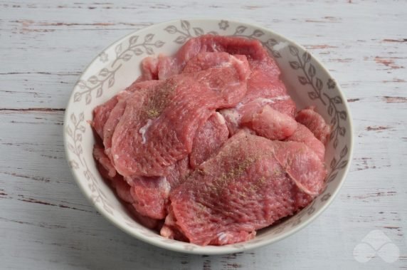 Свиные отбивные с грибами, помидорами и сыром – фото приготовления рецепта, шаг 1