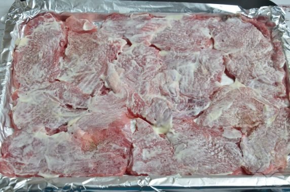 Свиные отбивные с грибами, помидорами и сыром – фото приготовления рецепта, шаг 2