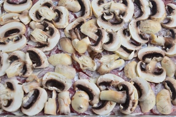 Свиные отбивные с грибами, помидорами и сыром – фото приготовления рецепта, шаг 3