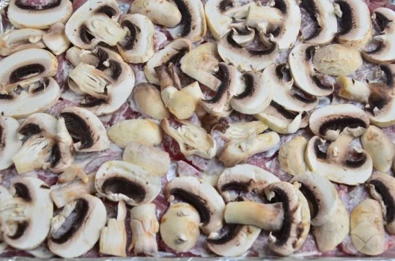 Вкусные свиные отбивные в духовке – рецепт с пошаговыми фото, как приготовить с сыром и помидорами