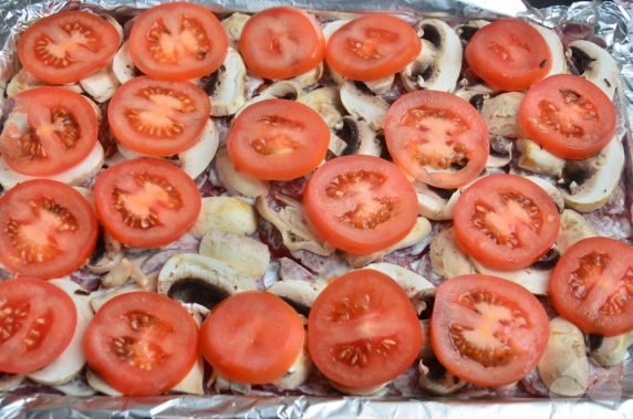 Свиные отбивные с грибами, помидорами и сыром – фото приготовления рецепта, шаг 4