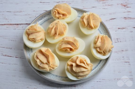 Яйца, фаршированные лососем и творожным сыром – фото приготовления рецепта, шаг 3