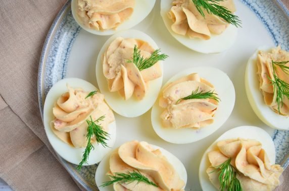 Яйца, фаршированные лососем и творожным сыром – фото приготовления рецепта, шаг 4