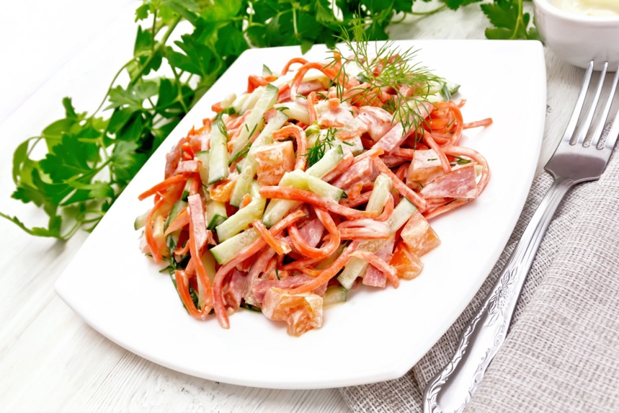 Салат с копченой колбасой и корейской морковью – простой и вкусный .
