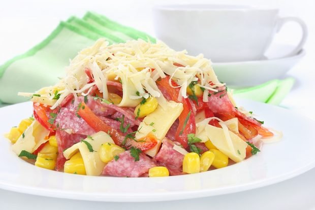 Салат с вареной колбасой, сыром и огурцом рецепт с фото пошагово