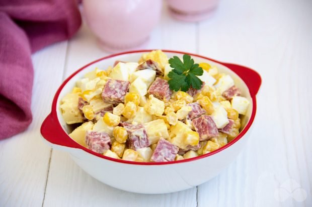 Рецепт салата с колбасой, кукурузой и сухариками
