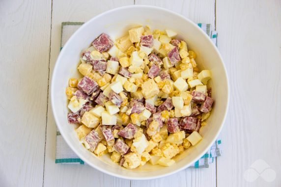 Салат с копченой колбасой и яйцами – фото приготовления рецепта, шаг 3